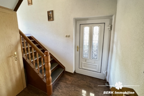 BERK Immobilien – Vielseitiges Mehrfamilienhaus mit Potenzial in Laudenbach - Eingangsbereich (123800)