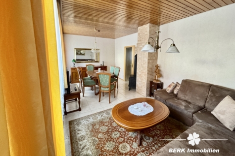 BERK Immobilien – Vielseitiges Mehrfamilienhaus mit Potenzial in Laudenbach - Wohnzimmer EG (123807)