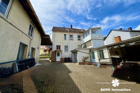 BERK Immobilien – Vielseitiges Mehrfamilienhaus mit Potenzial in Laudenbach - Innenhof (123799)