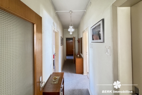BERK Immobilien – Vielseitiges Mehrfamilienhaus mit Potenzial in Laudenbach - Flur OG (123811)