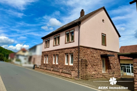 BERK Immobilien – Vielseitiges Mehrfamilienhaus mit Potenzial in Laudenbach - Aussenansicht (123797)