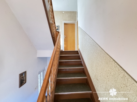 BERK Immobilien – Vielseitiges Mehrfamilienhaus mit Potenzial in Laudenbach - Treppenhaus (123810)