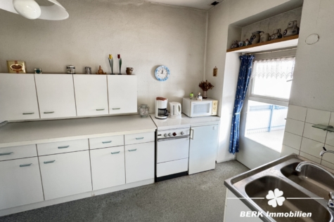 BERK Immobilien – Vielseitiges Mehrfamilienhaus mit Potenzial in Laudenbach - Küche OG (123814)