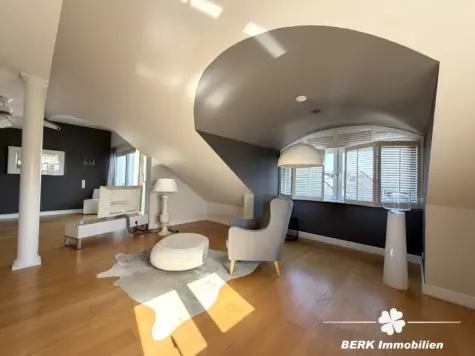RESERVIERT – BERK Immobilien – Stilvolle DG-Wohnung mit großer Dachterrasse und Weitblick auf der Schweinheimer Höhe - Essen (131871)