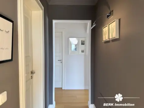 RESERVIERT – BERK Immobilien – Stilvolle DG-Wohnung mit großer Dachterrasse und Weitblick auf der Schweinheimer Höhe - Flur (131879)