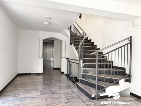 BERK Immobilien – Stilvolle DG-Wohnung mit großer Dachterrasse und Weitblick auf der Schweinheimer Höhe - Eingang (128425)