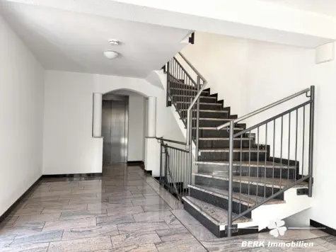 RESERVIERT – BERK Immobilien – Stilvolle DG-Wohnung mit großer Dachterrasse und Weitblick auf der Schweinheimer Höhe - Eingang (131883)