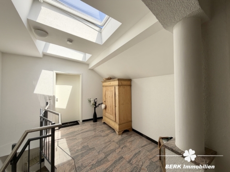 BERK Immobilien – Stilvolle DG-Wohnung mit großer Dachterrasse und Weitblick auf der Schweinheimer Höhe - Haus (128426)
