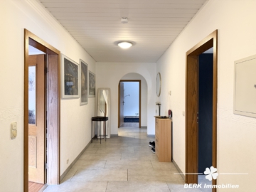 BERK Immobilien – Großzügige 4-Zimmer-Eigentumswohnung mit Balkon & Ausbaupotenzial in Mespelbrunn-Hessenthal - Bild (111658)