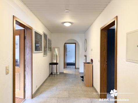 BERK Immobilien – Großzügige 4-Zimmer-Eigentumswohnung mit Balkon & Ausbaupotenzial in Mespelbrunn-Hessenthal - Bild (118555)