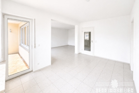 BERK Immobilien – Attraktives Zweifamilienhaus mit zusätzlichem Potenzial im Dachgeschoss - Wohn-Essbereich KI optimiert (127427)