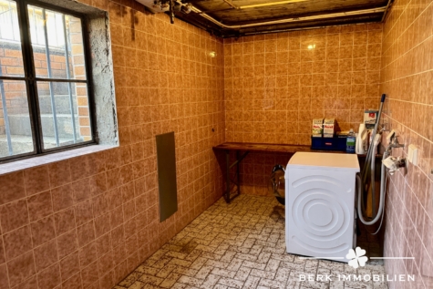 BERK Immobilien – Attraktives Zweifamilienhaus mit zusätzlichem Potenzial im Dachgeschoss - Waschraum (127345)