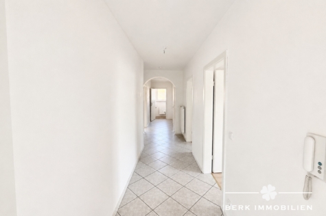 BERK Immobilien – Attraktives Zweifamilienhaus mit zusätzlichem Potenzial im Dachgeschoss - Flur KI optimiert (127312)