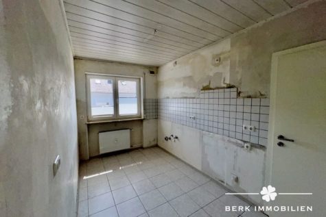 BERK Immobilien – Attraktives Zweifamilienhaus mit zusätzlichem Potenzial im Dachgeschoss - Küche (127328)