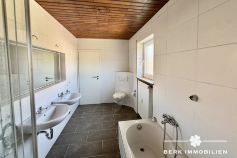 BERK Immobilien – Attraktives Zweifamilienhaus mit zusätzlichem Potenzial im Dachgeschoss - Badezimmer (127420)