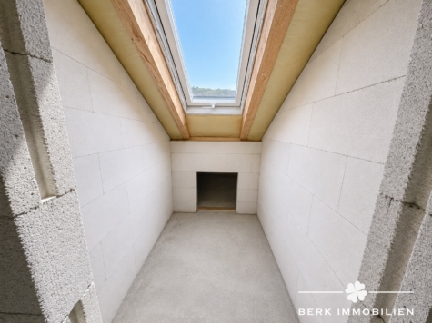 BERK Immobilien – Attraktives Zweifamilienhaus mit zusätzlichem Potenzial im Dachgeschoss - DG-Wohnung KI optimiert (127337)