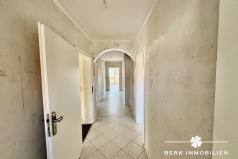 BERK Immobilien – Attraktives Zweifamilienhaus mit zusätzlichem Potenzial im Dachgeschoss - Flur (127310)