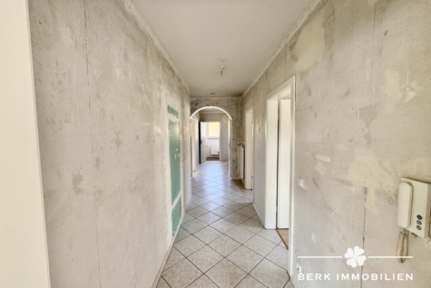 BERK Immobilien – Attraktives Zweifamilienhaus mit zusätzlichem Potenzial im Dachgeschoss - Flur (127311)