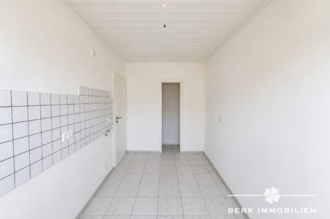 BERK Immobilien – Attraktives Zweifamilienhaus mit zusätzlichem Potenzial im Dachgeschoss - Küche KI optmiert (127330)