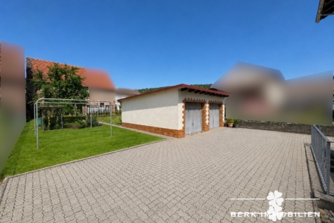 BERK Immobilien – Attraktives Zweifamilienhaus mit zusätzlichem Potenzial im Dachgeschoss - Innenhof (127415)