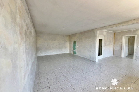 BERK Immobilien – Attraktives Zweifamilienhaus mit zusätzlichem Potenzial im Dachgeschoss - Wohnzimmer (127326)