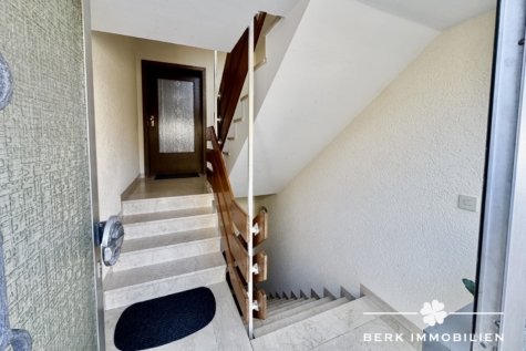 BERK Immobilien – Attraktives Zweifamilienhaus mit zusätzlichem Potenzial im Dachgeschoss - Treppeneingang (127342)