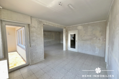BERK Immobilien – Attraktives Zweifamilienhaus mit zusätzlichem Potenzial im Dachgeschoss - Wohn-Essbereich (127319)