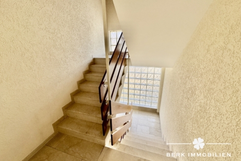 BERK Immobilien – Attraktives Zweifamilienhaus mit zusätzlichem Potenzial im Dachgeschoss - Treppenhaus (127335)