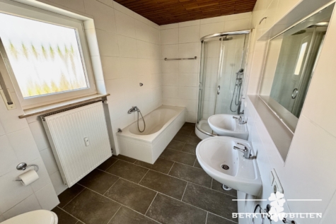 BERK Immobilien – Attraktives Zweifamilienhaus mit zusätzlichem Potenzial im Dachgeschoss - Badezimmer (127421)