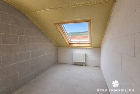 BERK Immobilien – Attraktives Zweifamilienhaus mit zusätzlichem Potenzial im Dachgeschoss - DG-Wohnung KI optimiert (127338)