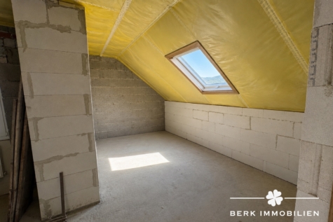 BERK Immobilien – Attraktives Zweifamilienhaus mit zusätzlichem Potenzial im Dachgeschoss - DG-Wohnung KI optimiert (127341)