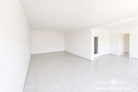 BERK Immobilien – Attraktives Zweifamilienhaus mit zusätzlichem Potenzial im Dachgeschoss - Wohnzimmer KI optimiert (127327)