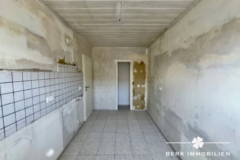 BERK Immobilien – Attraktives Zweifamilienhaus mit zusätzlichem Potenzial im Dachgeschoss - Küche (127329)