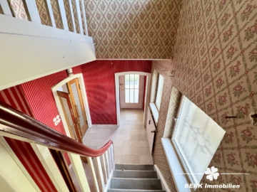 BERK Immobilien – Sanierungsbedürftiges Haus mit großem Potenzial in Kleinostheim - Treppenhaus (104835)