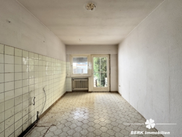 BERK Immobilien – Sanierungsbedürftiges Haus mit großem Potenzial in Kleinostheim - Küche EG (104837)