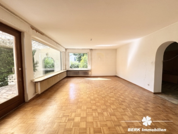 BERK Immobilien – Sanierungsbedürftiges Haus mit großem Potenzial in Kleinostheim - Wohnzimmer (104830)