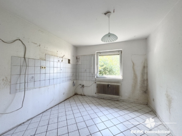 BERK Immobilien – Sanierungsbedürftiges Haus mit großem Potenzial in Kleinostheim - Küche (104829)