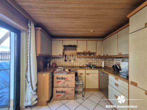 BERK Immobilien – Haus statt Wohnung. WEG geteiltes Einfamilienhaus in Hörstein - Küche EG (125779)