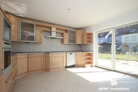 BERK Immobilien – Ihr Zweifamilienhaus – modern, großzügig & voller Möglichkeiten! - Küche - EG (115047)