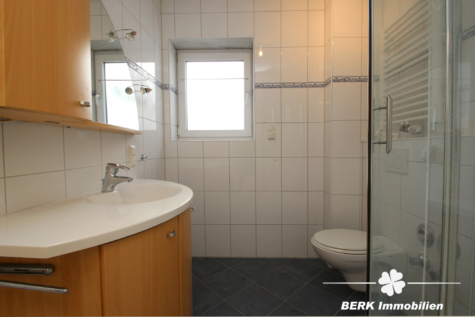 BERK Immobilien – Ihr Zweifamilienhaus – modern, großzügig & voller Möglichkeiten! - Badezimmer -EG (115049)