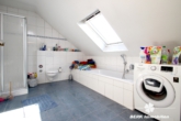 Badezimmer - OG - BERK Immobilien – Ihr Zweifamilienhaus – modern, großzügig & voller Möglichkeiten!