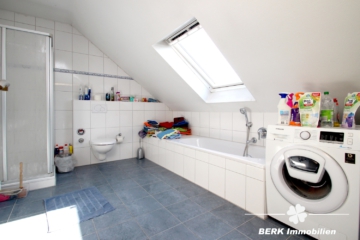 BERK Immobilien – Ihr Zweifamilienhaus – modern, großzügig & voller Möglichkeiten! - Badezimmer - OG (106868)