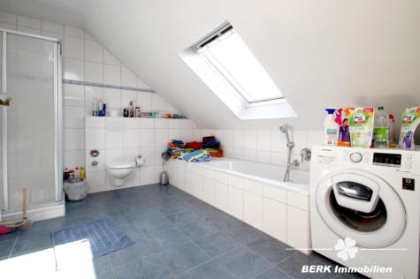 BERK Immobilien – Ihr Zweifamilienhaus – modern, großzügig & voller Möglichkeiten! - Badezimmer - OG (115059)