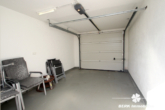 Garage  Innen - BERK Immobilien – Ihr Zweifamilienhaus – modern, großzügig & voller Möglichkeiten!
