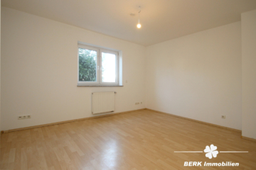 BERK Immobilien – Ihr Zweifamilienhaus – modern, großzügig & voller Möglichkeiten! - Schlafzimmer - EG (106857)