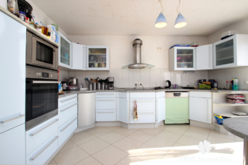 BERK Immobilien – Ihr Zweifamilienhaus – modern, großzügig & voller Möglichkeiten! - Küche - OG (106866)