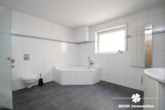 Badezimmer - KG - BERK Immobilien – Ihr Zweifamilienhaus – modern, großzügig & voller Möglichkeiten!