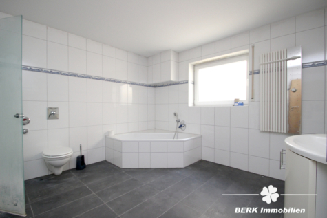 BERK Immobilien – Ihr Zweifamilienhaus – modern, großzügig & voller Möglichkeiten! - Badezimmer - KG (115052)