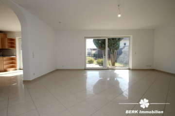 BERK Immobilien – Ihr Zweifamilienhaus – modern, großzügig & voller Möglichkeiten! - Wohn- und Essbereich -EG (106855)