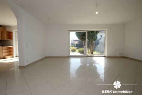 BERK Immobilien – Ihr Zweifamilienhaus – modern, großzügig & voller Möglichkeiten! - Wohn- und Essbereich -EG (115046)